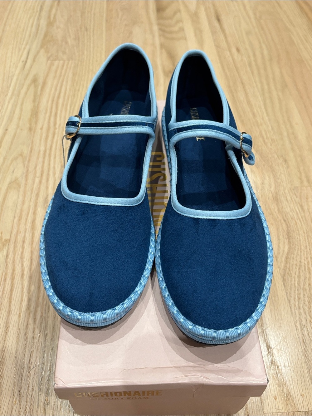 NIB Cushionaire blue velvety Missy Mary Jane’s - W9